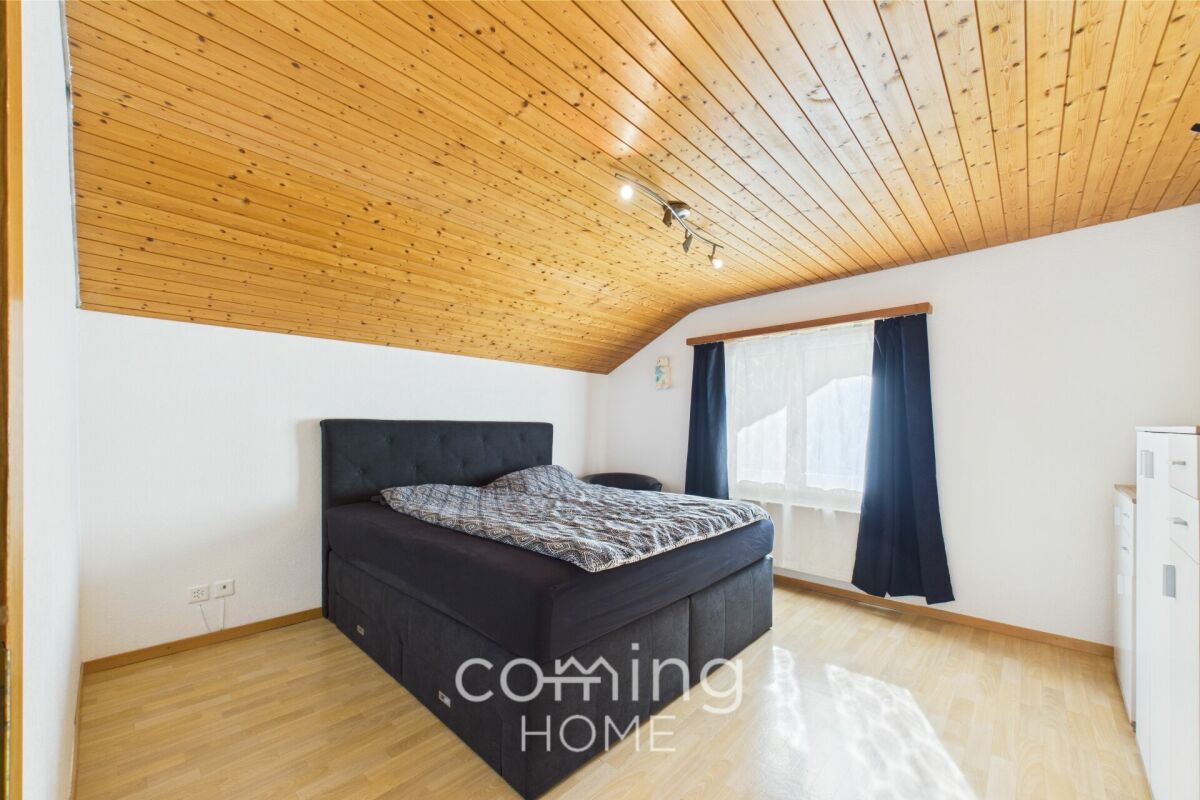 Schlafzimmer mit Holzdecke