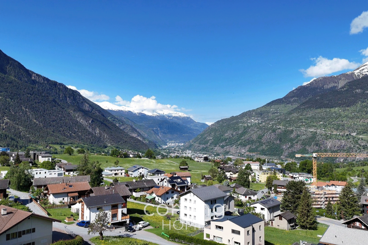 Bergtal mit Wohnsiedlung