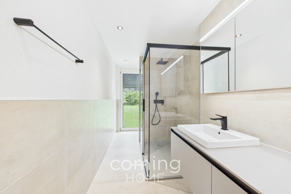 Modernes Badezimmer mit Walk-in-Dusche