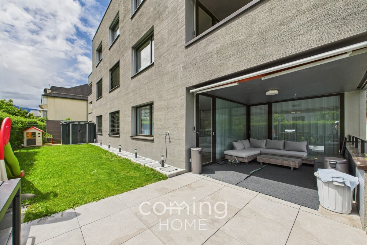 Moderne Außenansicht mit Terrasse und Garten