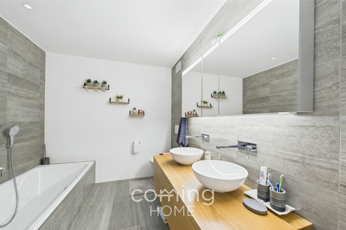 Modernes Badezimmer mit Doppelwaschtisch und Badewanne