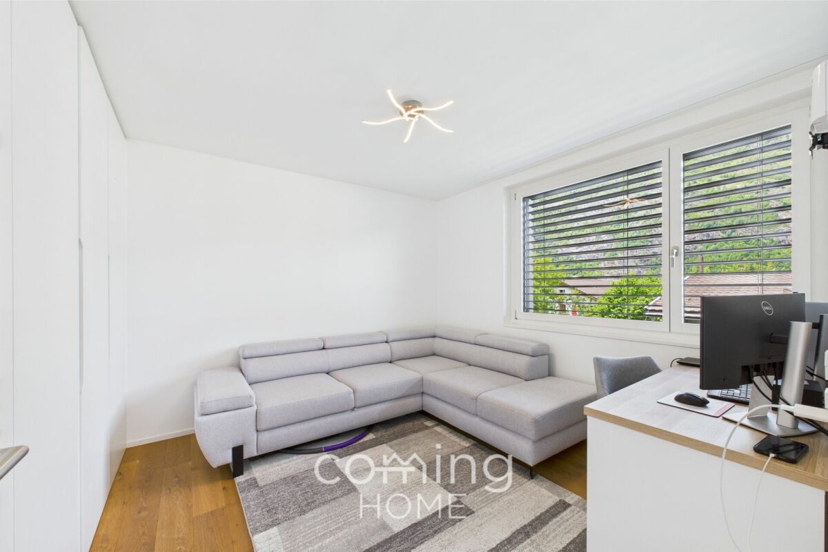 Modernes Arbeits- und Wohnzimmer mit Ecksofa