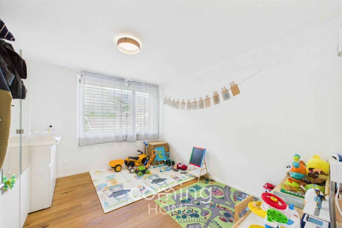 Helles Kinderzimmer mit Spielmatten und Spielzeug
