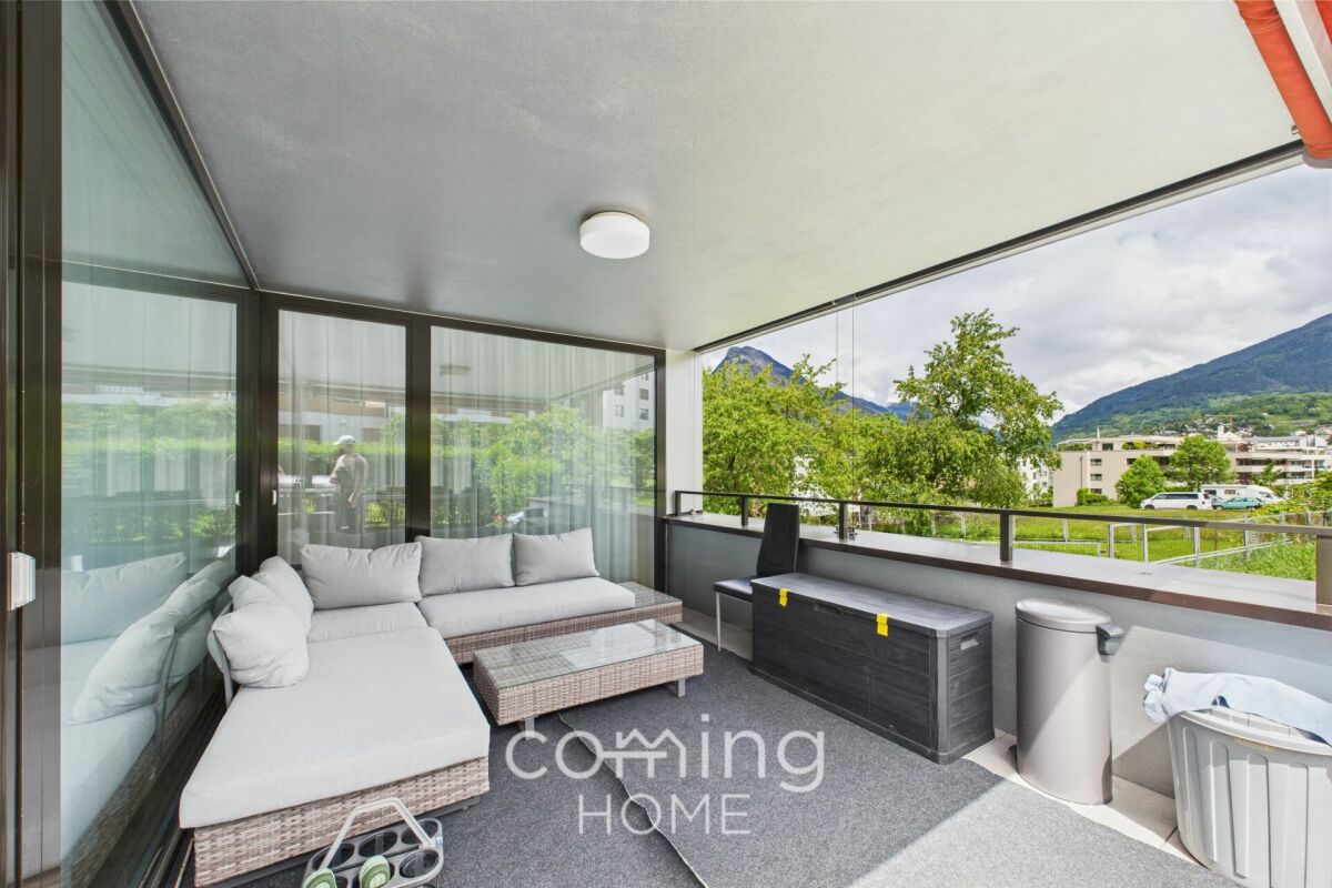 Überdachte Loggia mit Lounge-Möbeln