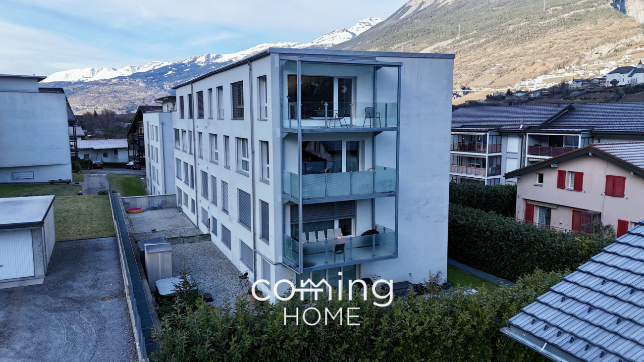 Mehrfamilienhaus mit Bergblick und Balkonansicht