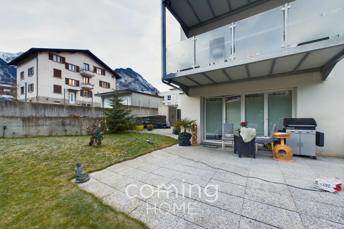 Terrasse mit Garten und Balkon
