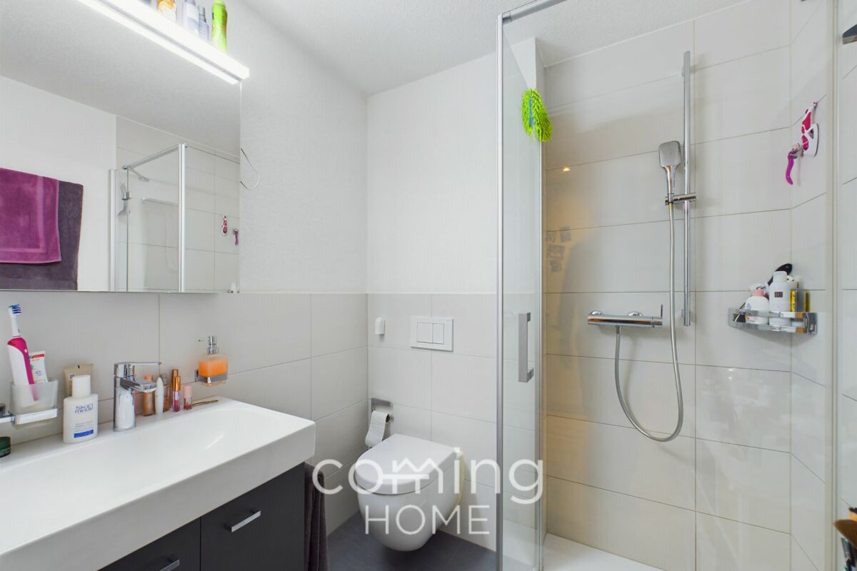 Modernes Bad mit Dusche