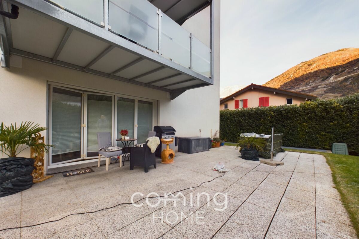 Terrasse mit Sitzbereich und Grill