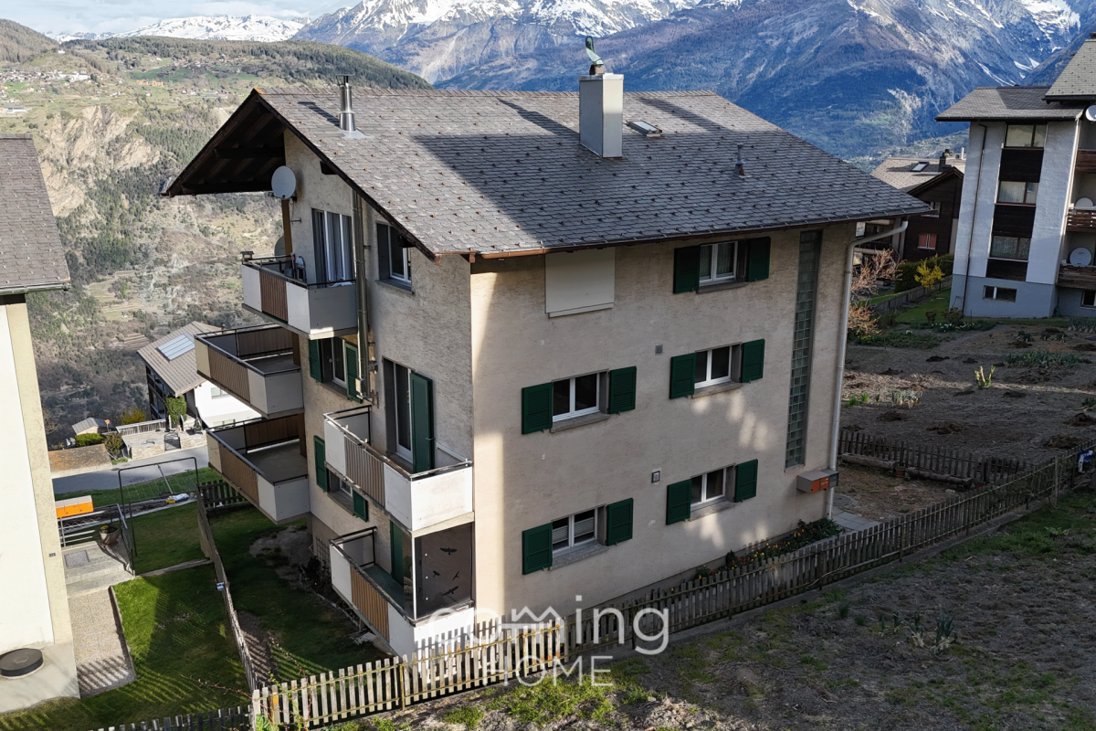 Wohnhaus in alpiner Hanglage mit Bergpanorama