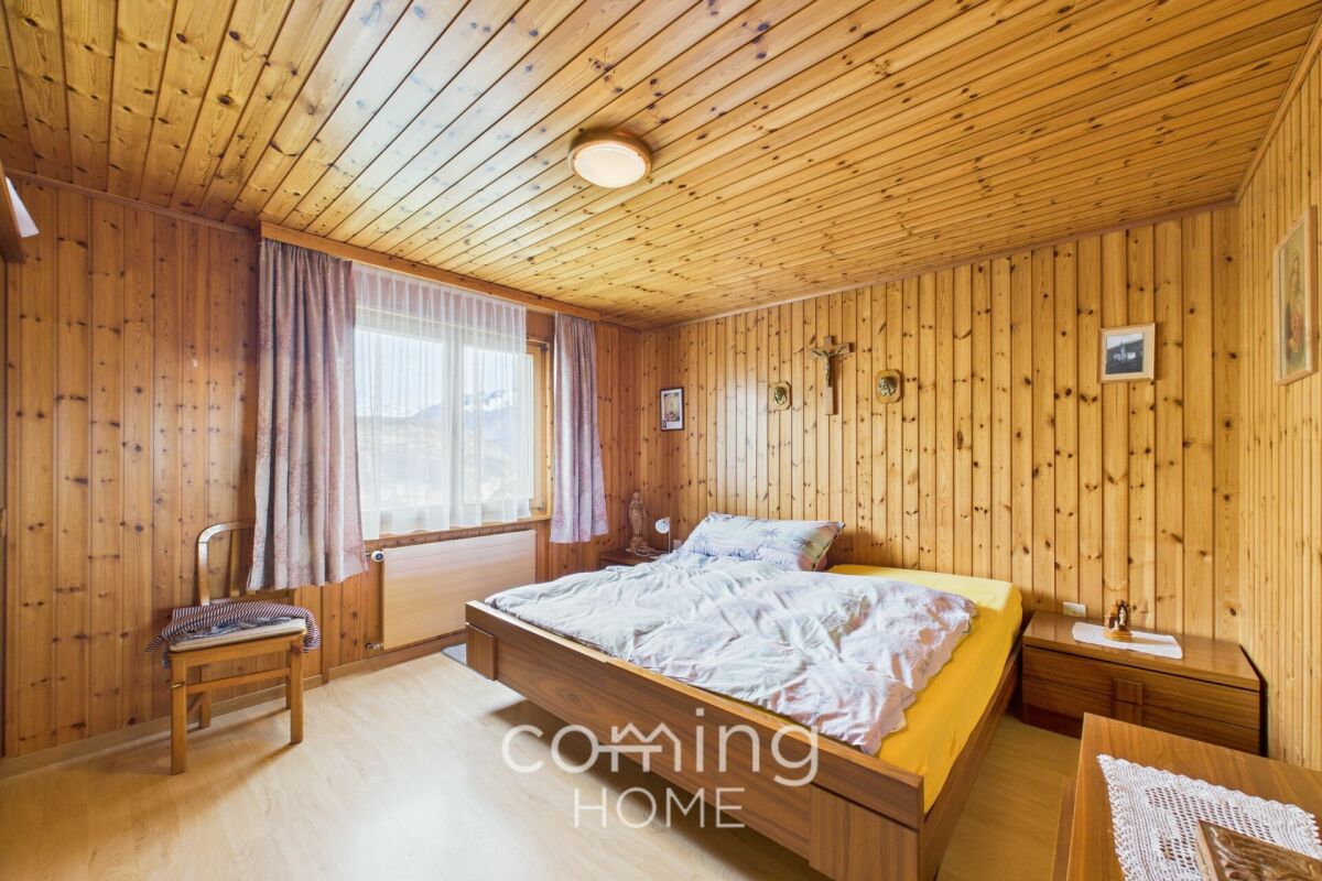 Holzverkleidetes Schlafzimmer