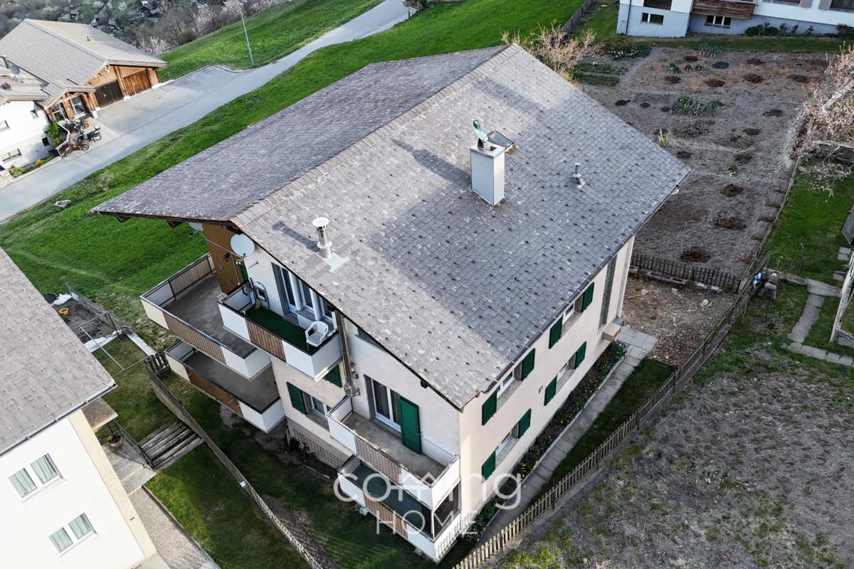 Wohnhaus mit Satteldach und Balkonen