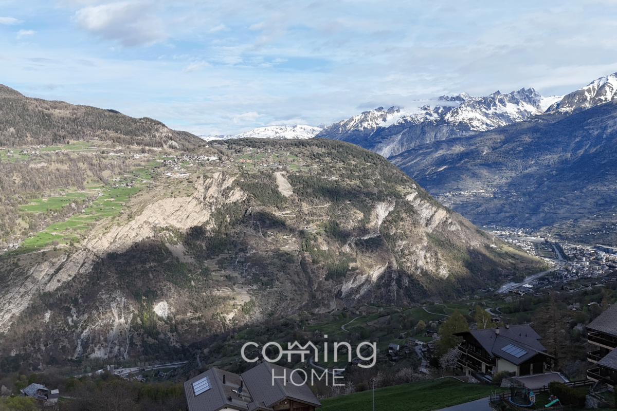 Alpenpanorama mit Tälern und verschneiten Gipfeln