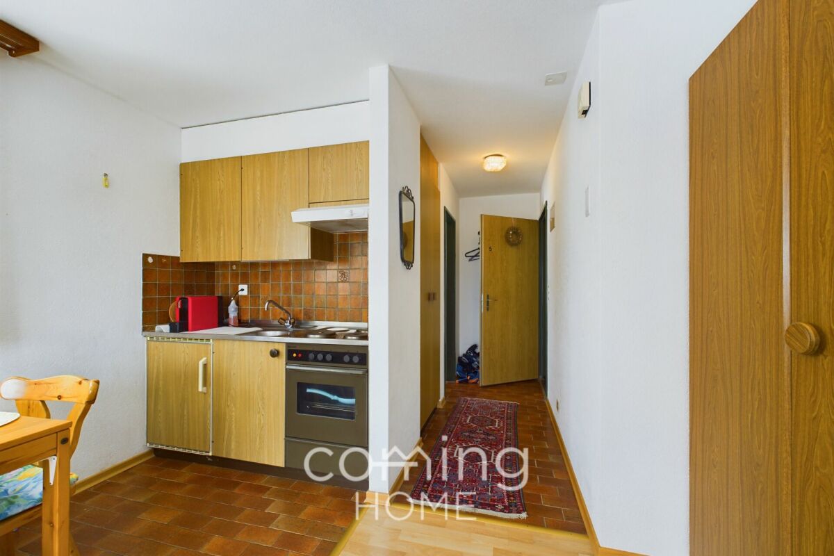 Kompakte Küche mit Flur in einer Wohnung