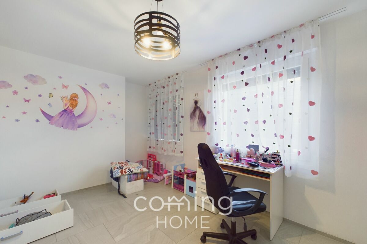 Kinderzimmer mit Schreibtisch und Wandtattoo