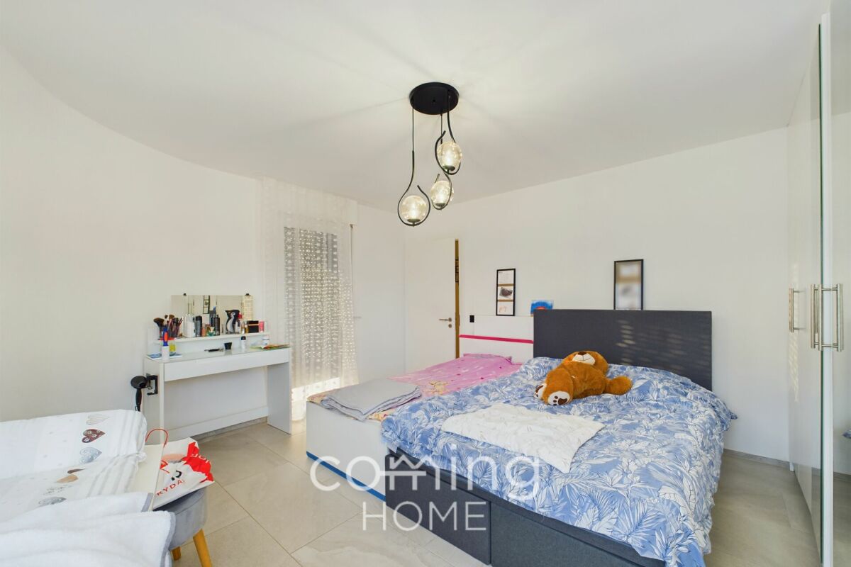 Helles Schlafzimmer mit Doppelbett und Schminktisch