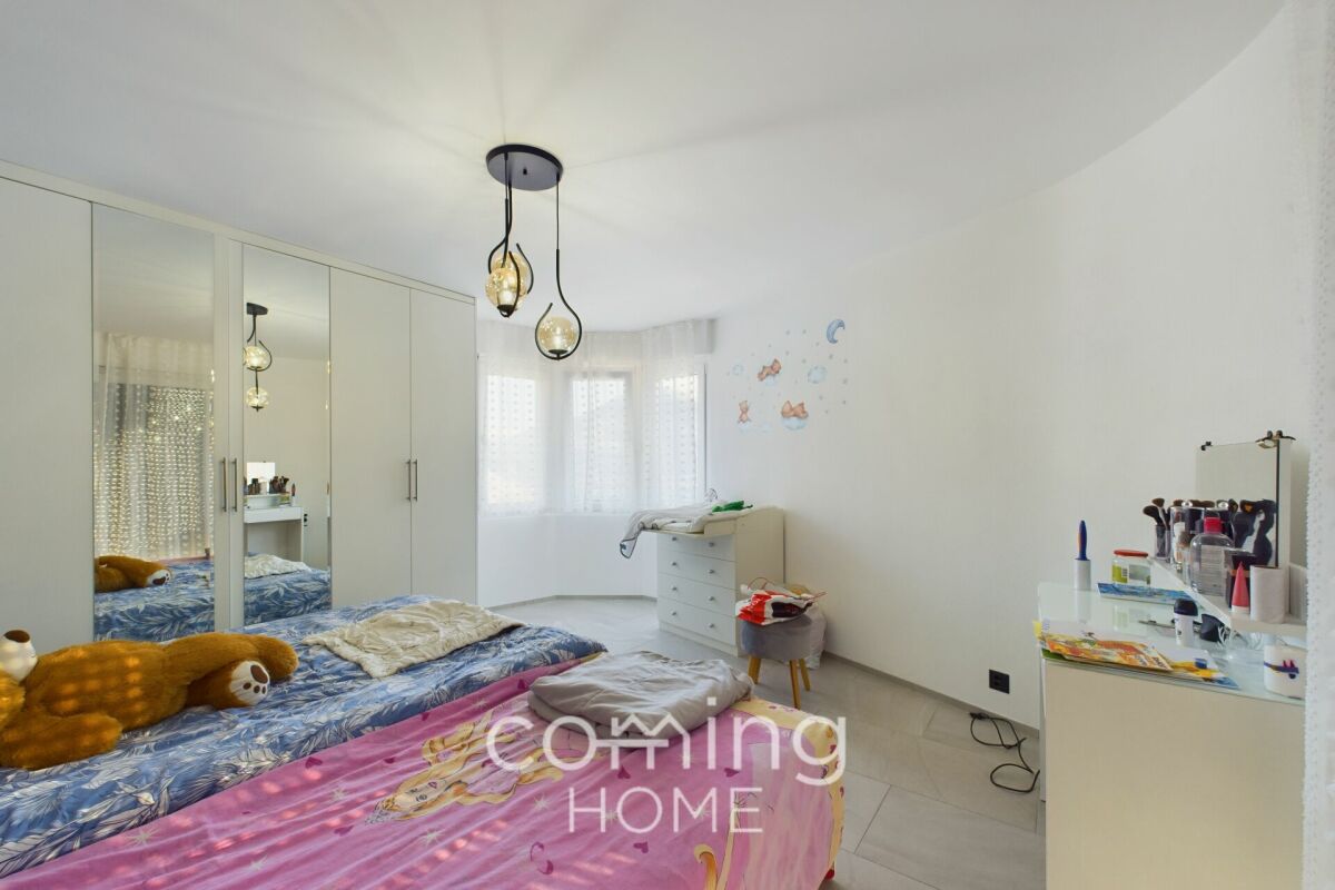 Helles Schlafzimmer mit großem Kleiderschrank und Fensterfront