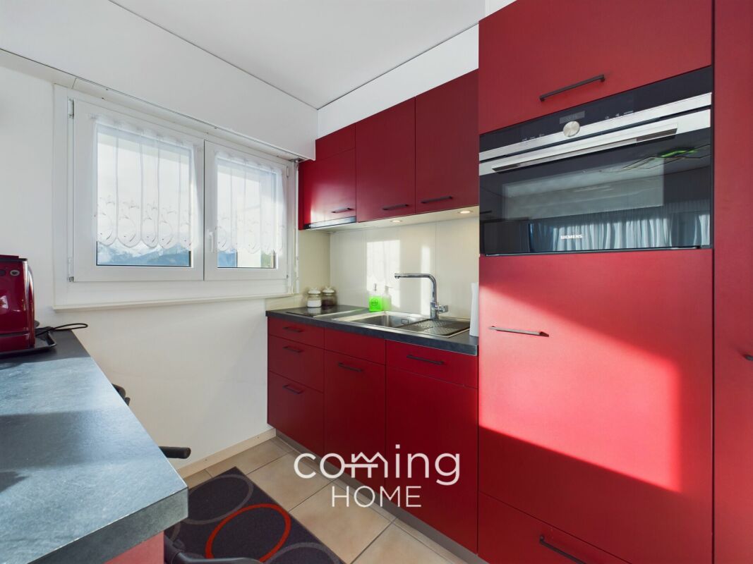 Moderne rote Küche mit Fenster