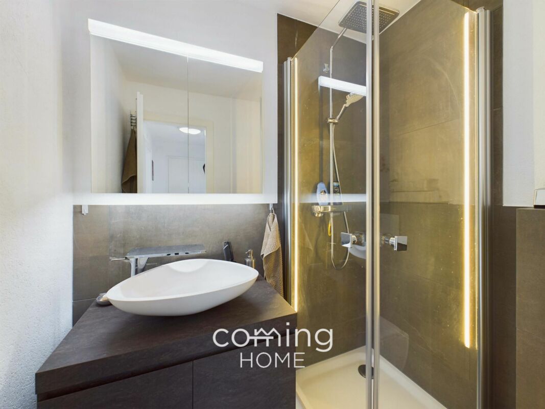 Modernes Badezimmer mit Waschplatz und Dusche