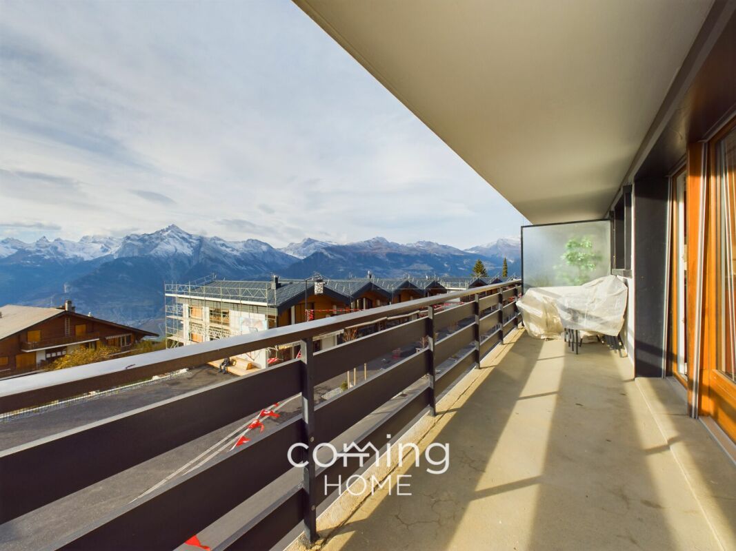 Balkon mit Bergpanorama