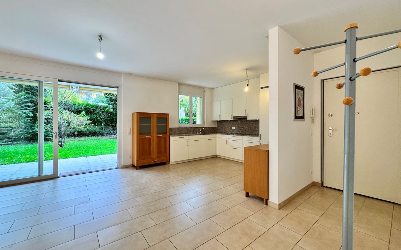 Offener Wohnbereich mit Küche und Terrassenzugang