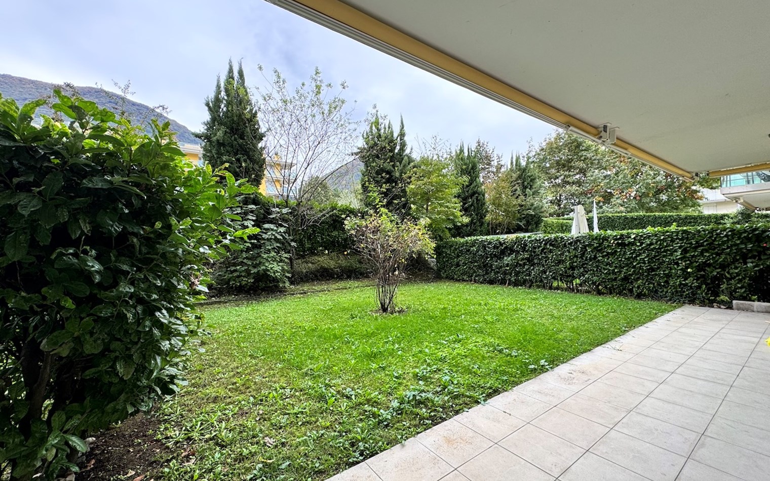 Garten mit überdachter Terrasse