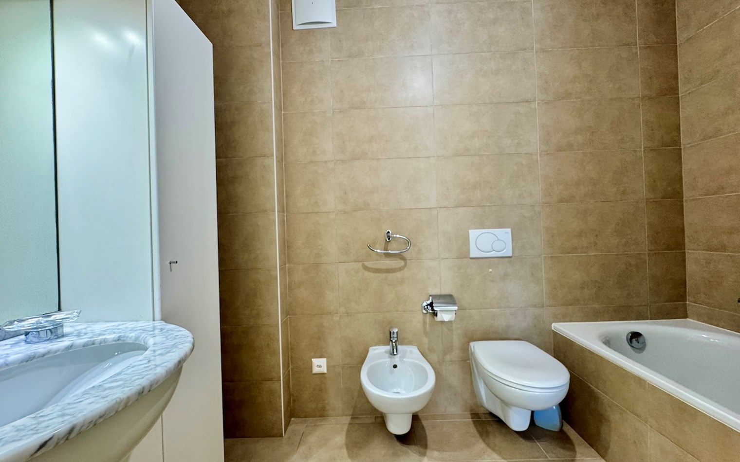 Modernes Badezimmer mit Badewanne, WC und Bidet