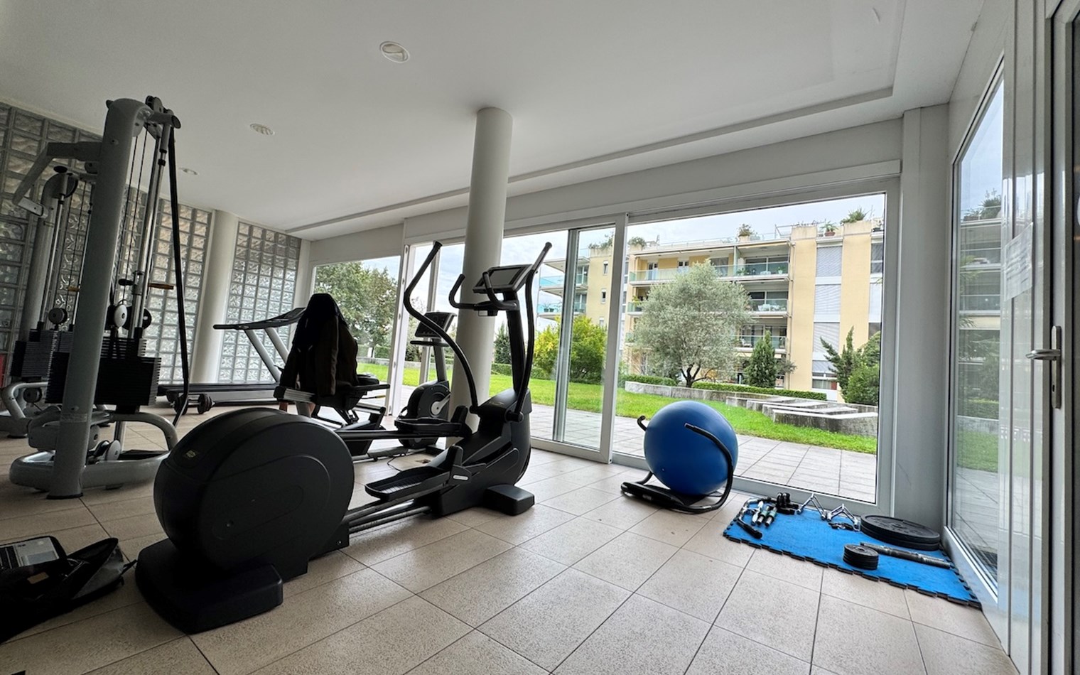 Fitnessraum mit großen Glasfronten