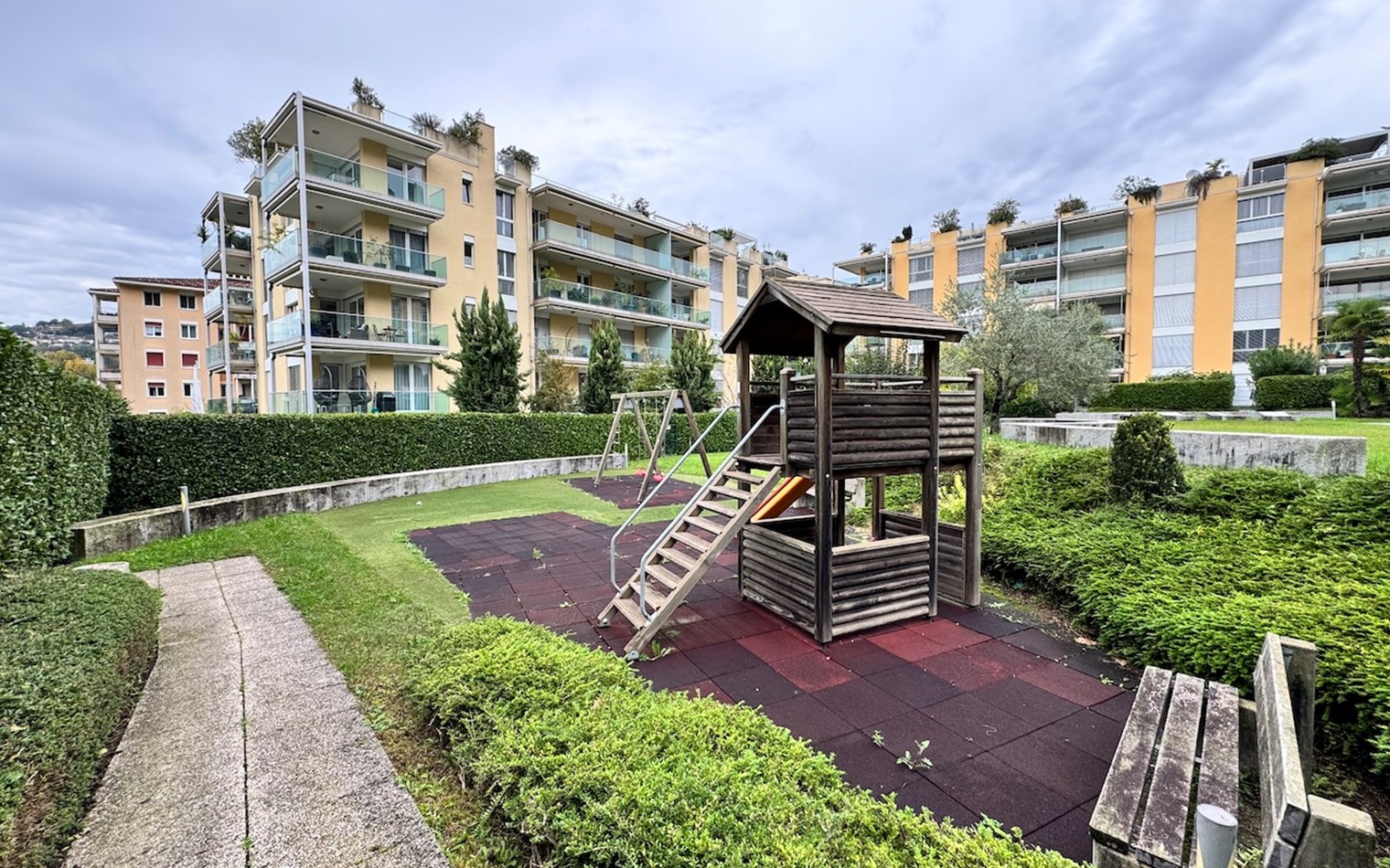 Wohnanlage mit Spielplatz im Außenbereich