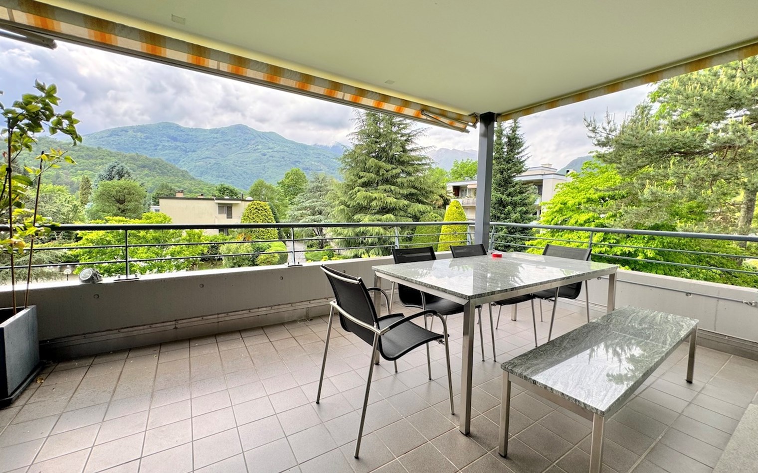 Überdachte Terrasse mit Bergblick