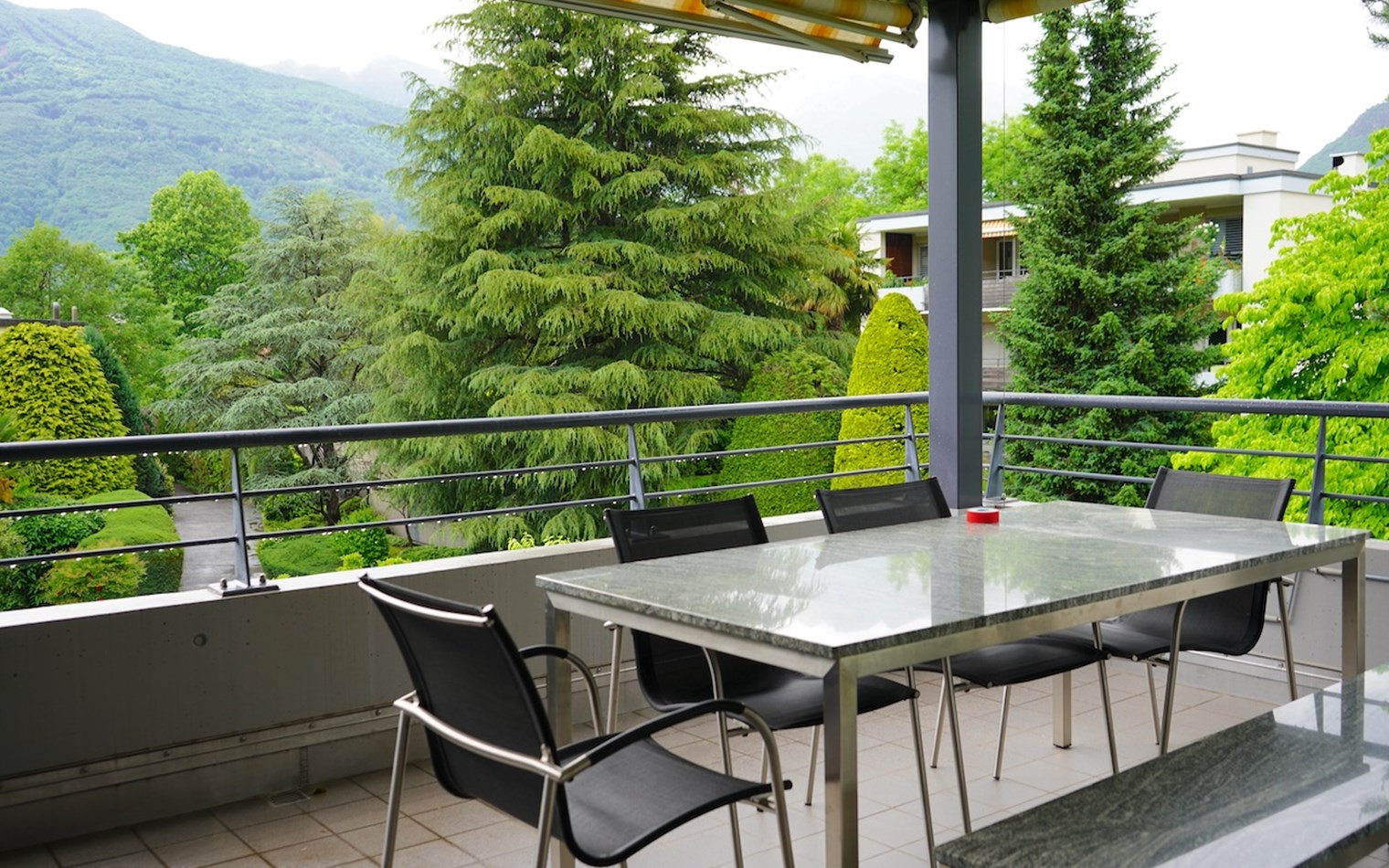 Balkon mit Berg- und Gartenblick