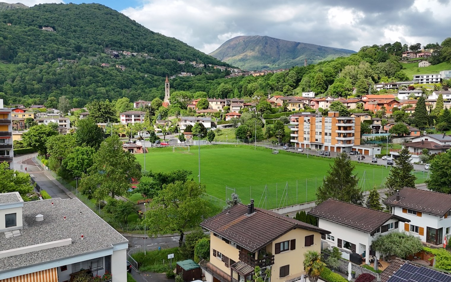 Bergort mit Fußballplatz und Wohnhäusern