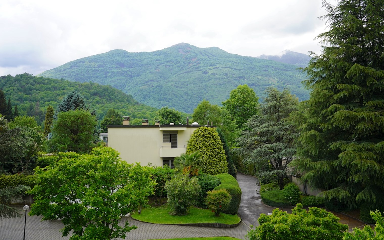 Außenansicht eines Hauses in grüner Berglandschaft