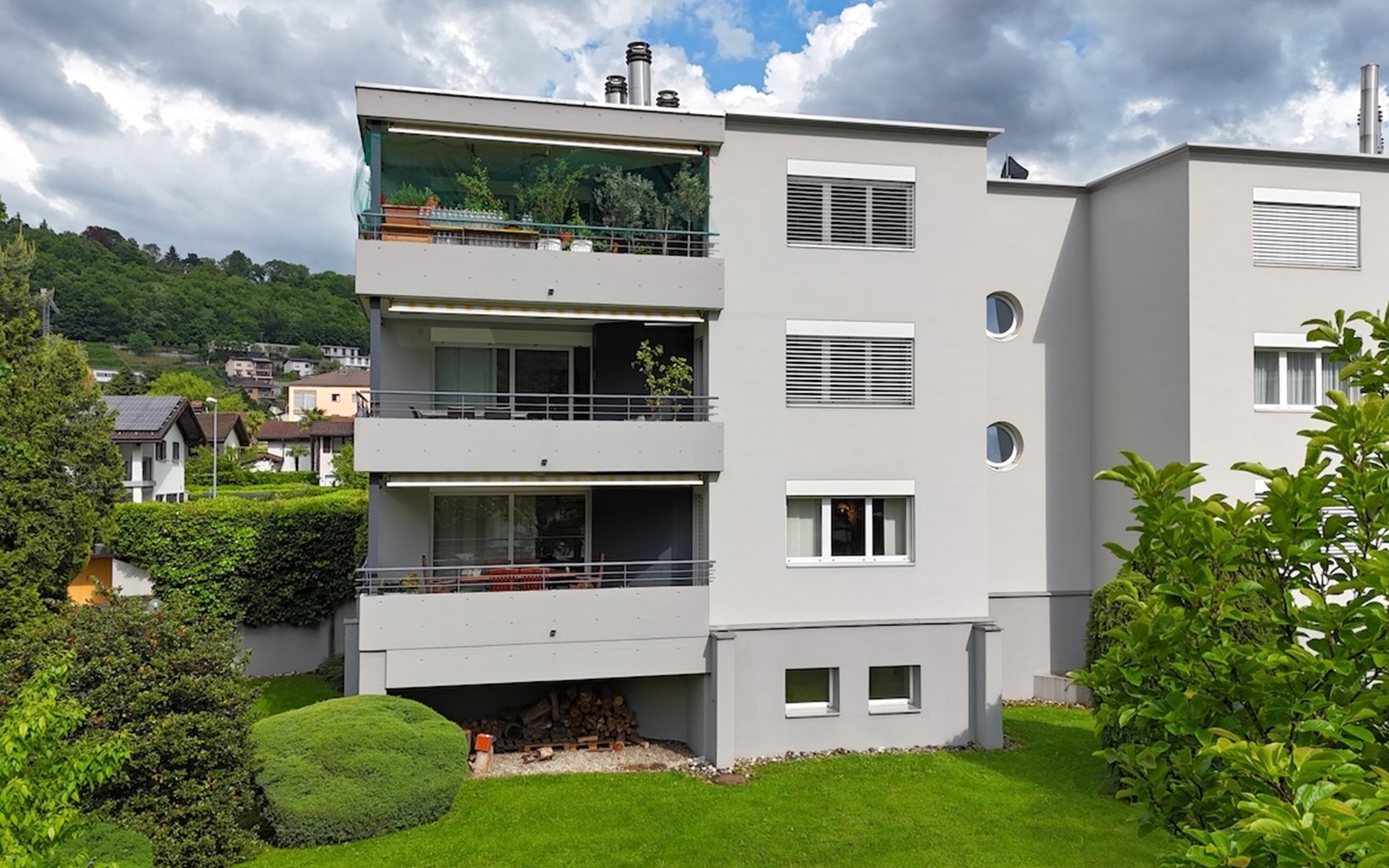 Modernes Mehrfamilienhaus mit Balkonen und Garten