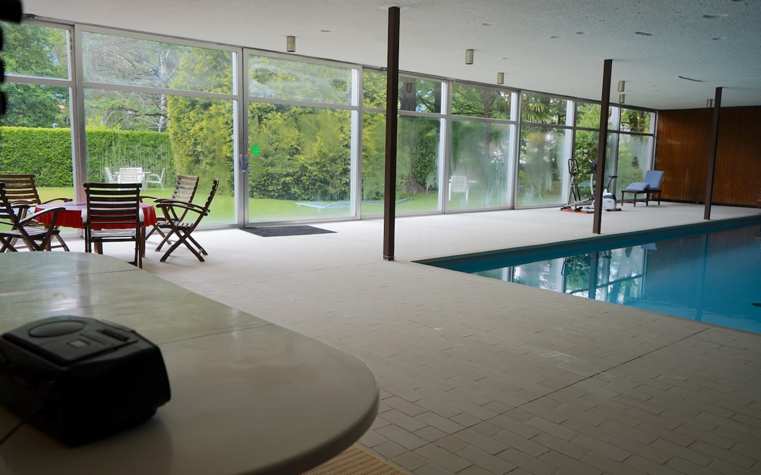 Innenpool mit großflächiger Verglasung