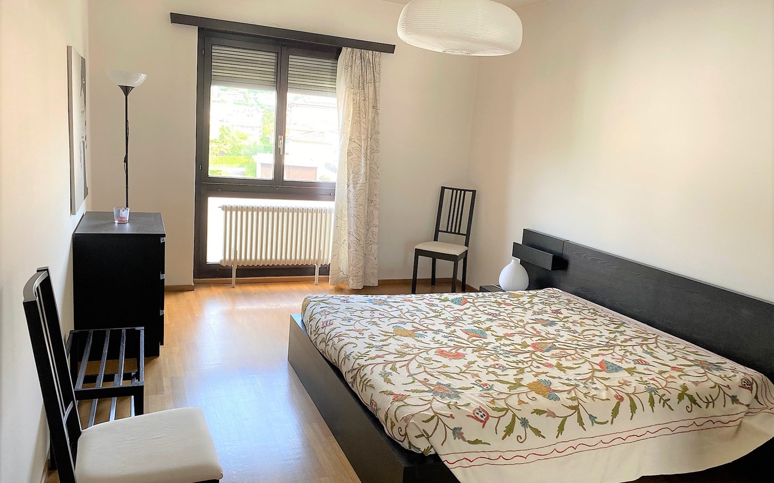 Helles Schlafzimmer mit Einzelbett und Fenster