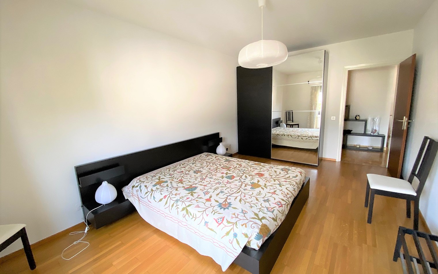 Schlafzimmer mit Bett und Kleiderschrank