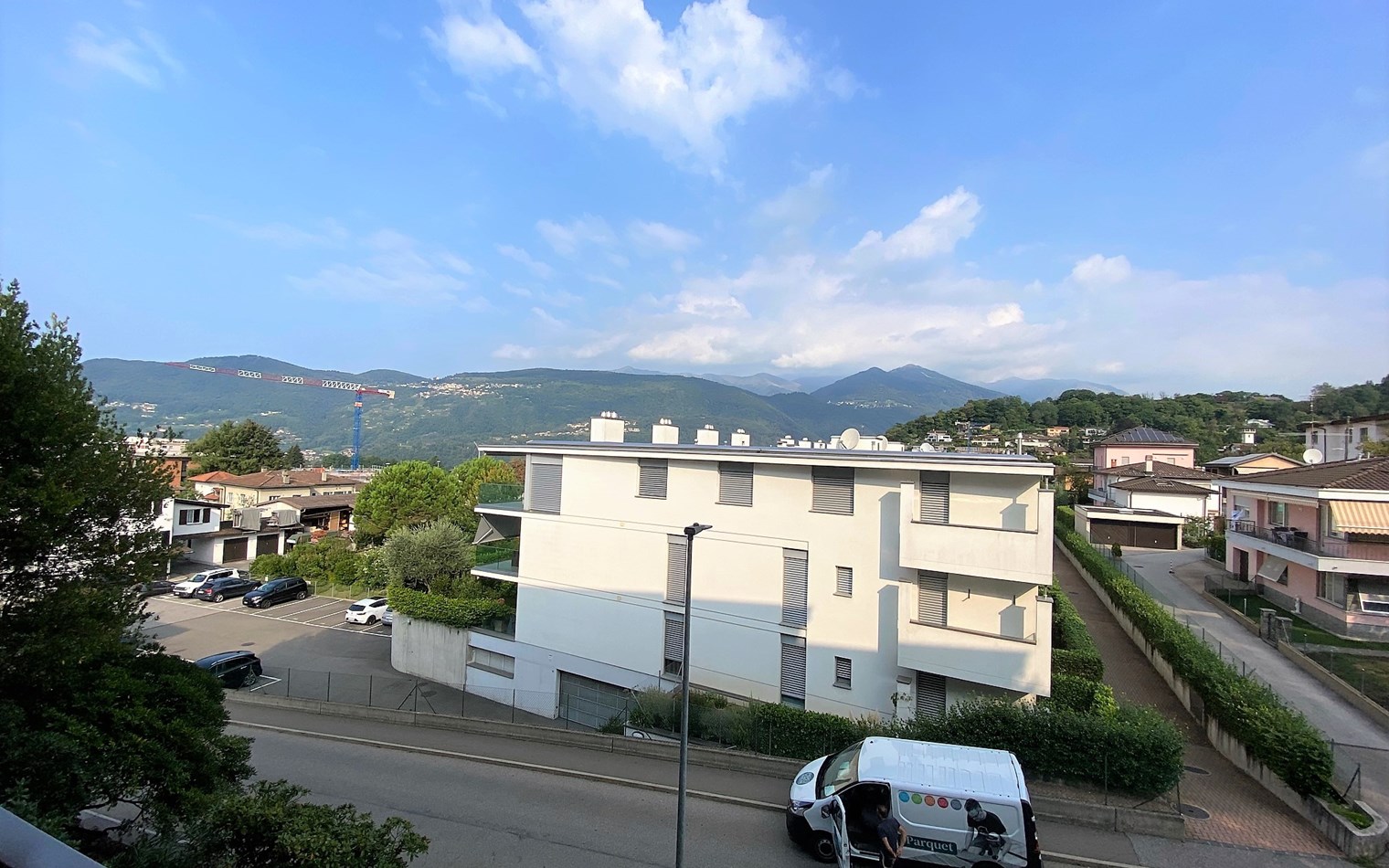 Außenansicht eines modernen Wohngebäudes mit Bergpanorama