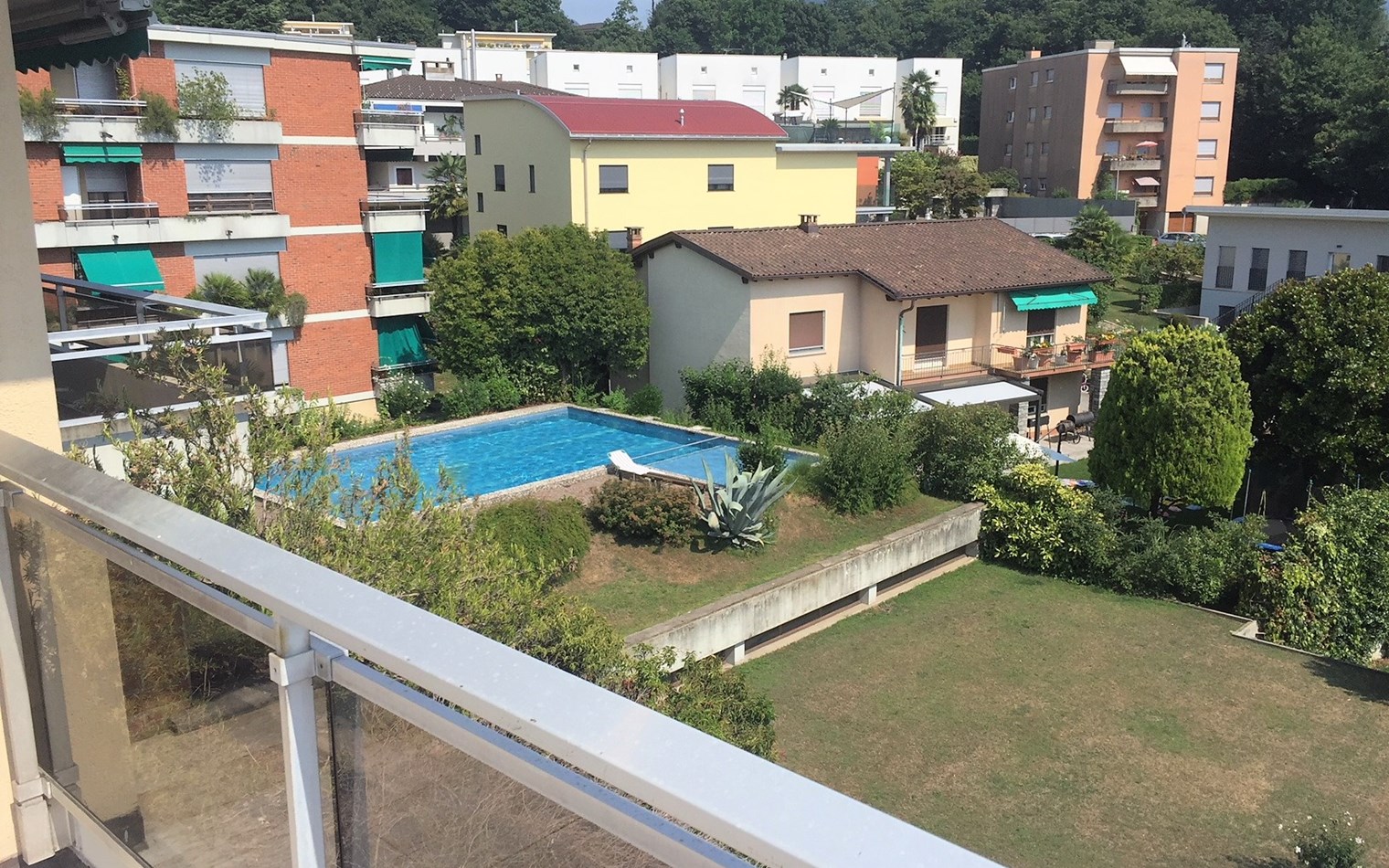 Balkonblick auf Wohnanlage mit Pool