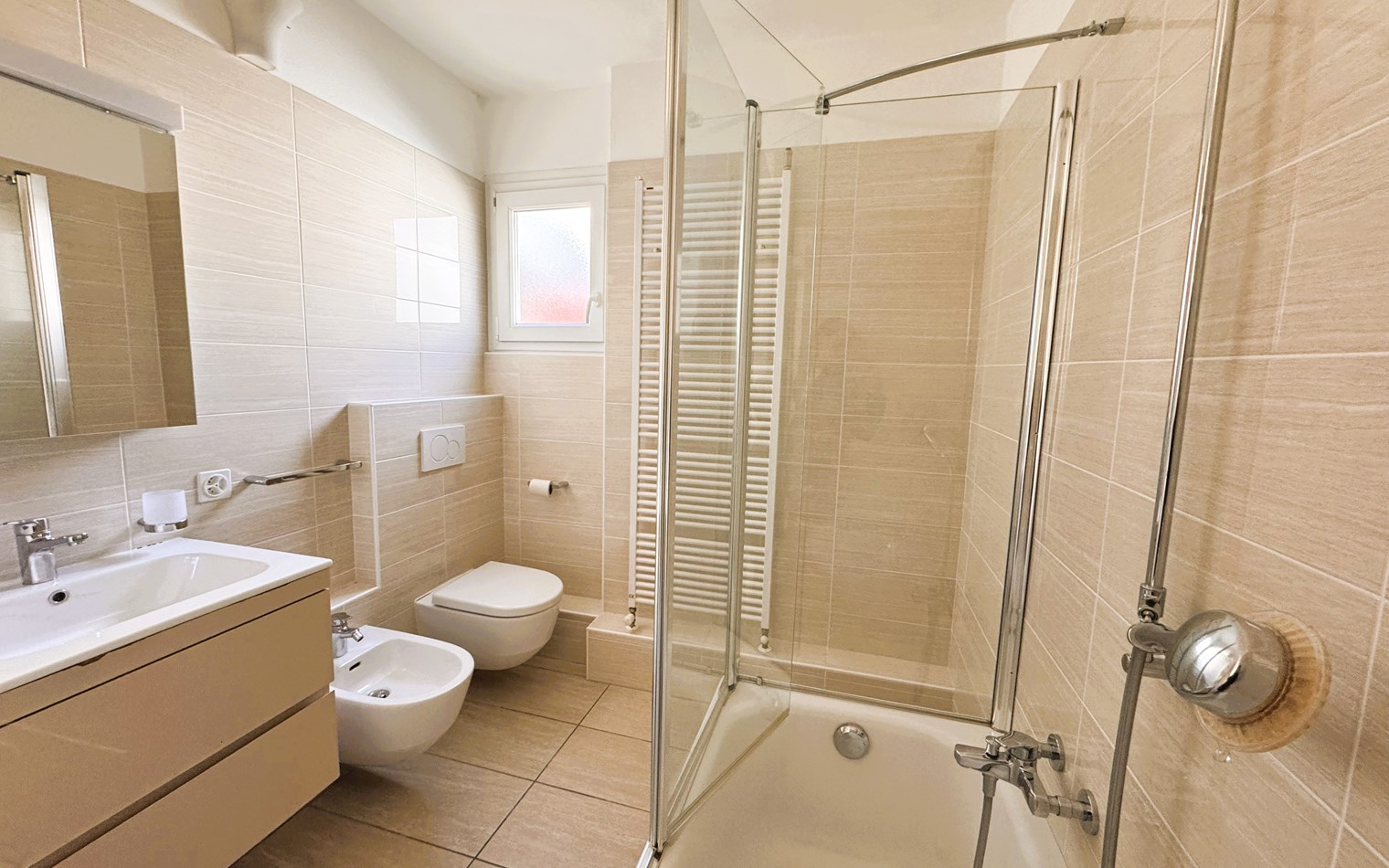 Modernes Badezimmer mit Dusche und Bidet