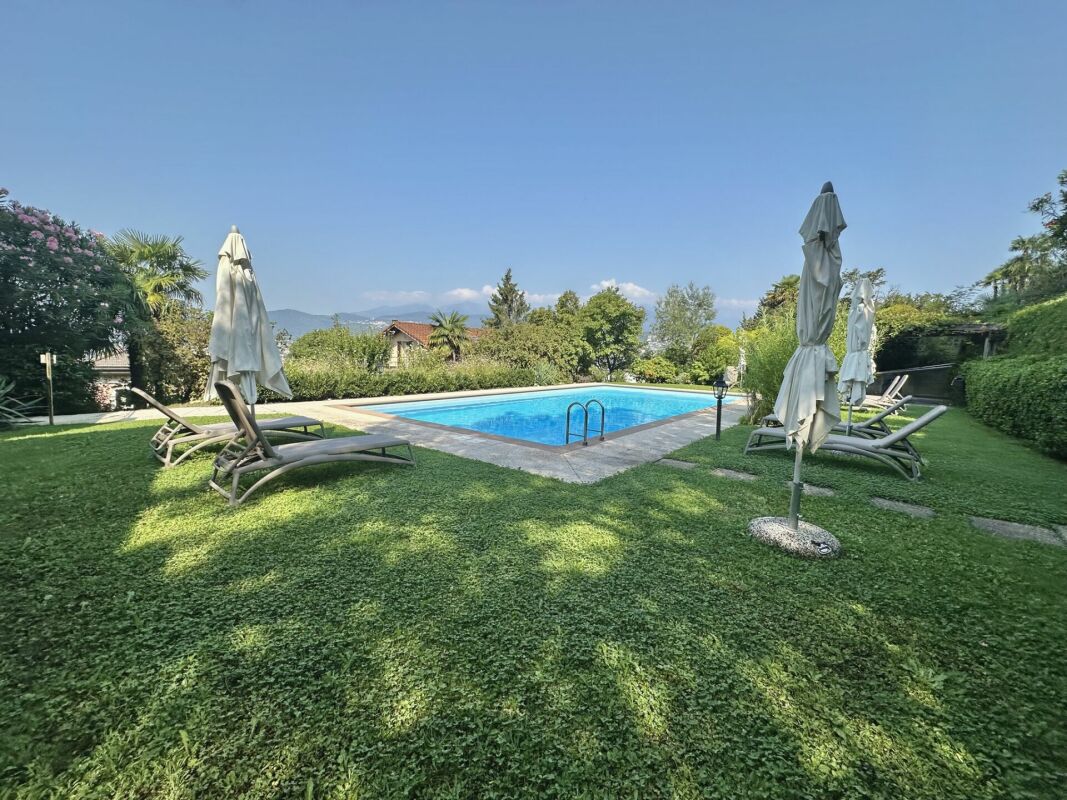 Außenansicht mit Pool und Liegen