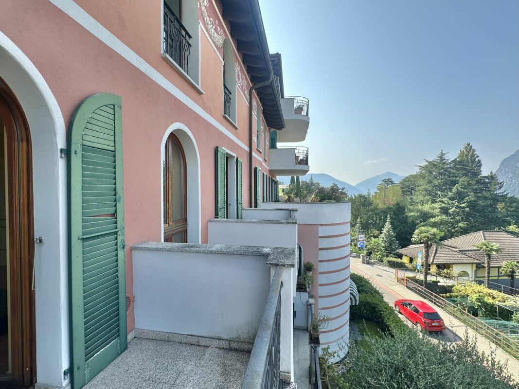 Balkon mit Blick auf Gebäude und Landschaft