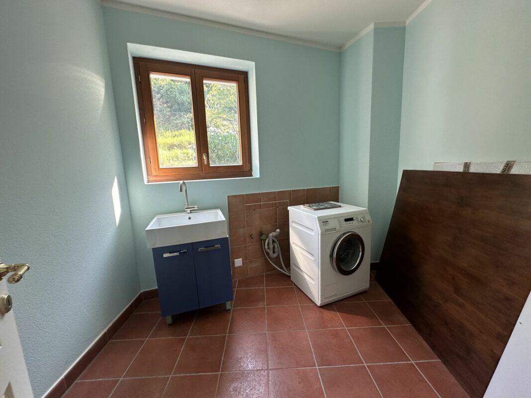 Hauswirtschaftsraum mit Waschbecken und Waschmaschine