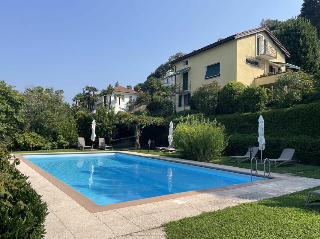 Außenansicht mit Pool und Garten
