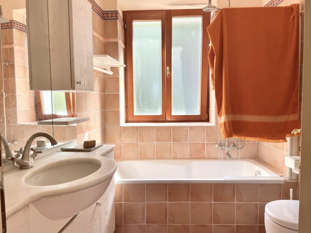 Badezimmer mit Badewanne und Fenster