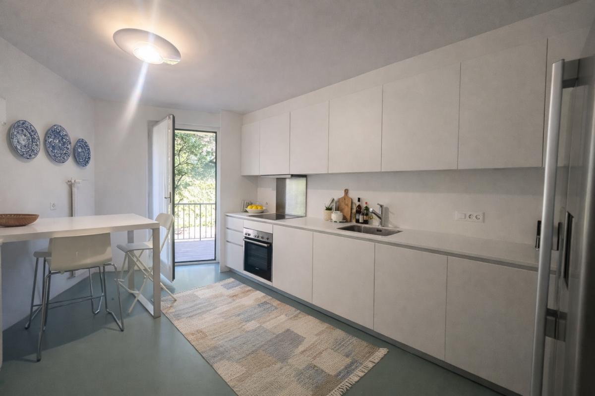 Moderne, helle Küche mit Balkonzugang