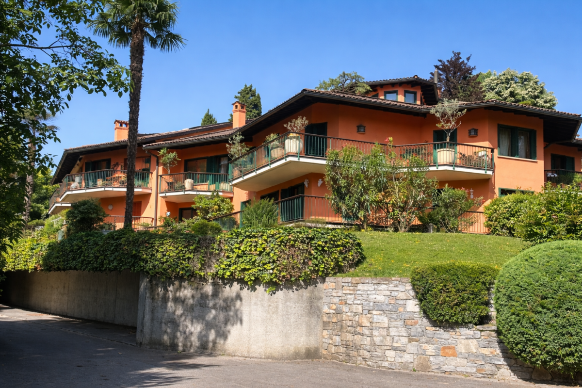 Mediterrane Villa mit Terrassen und Garten