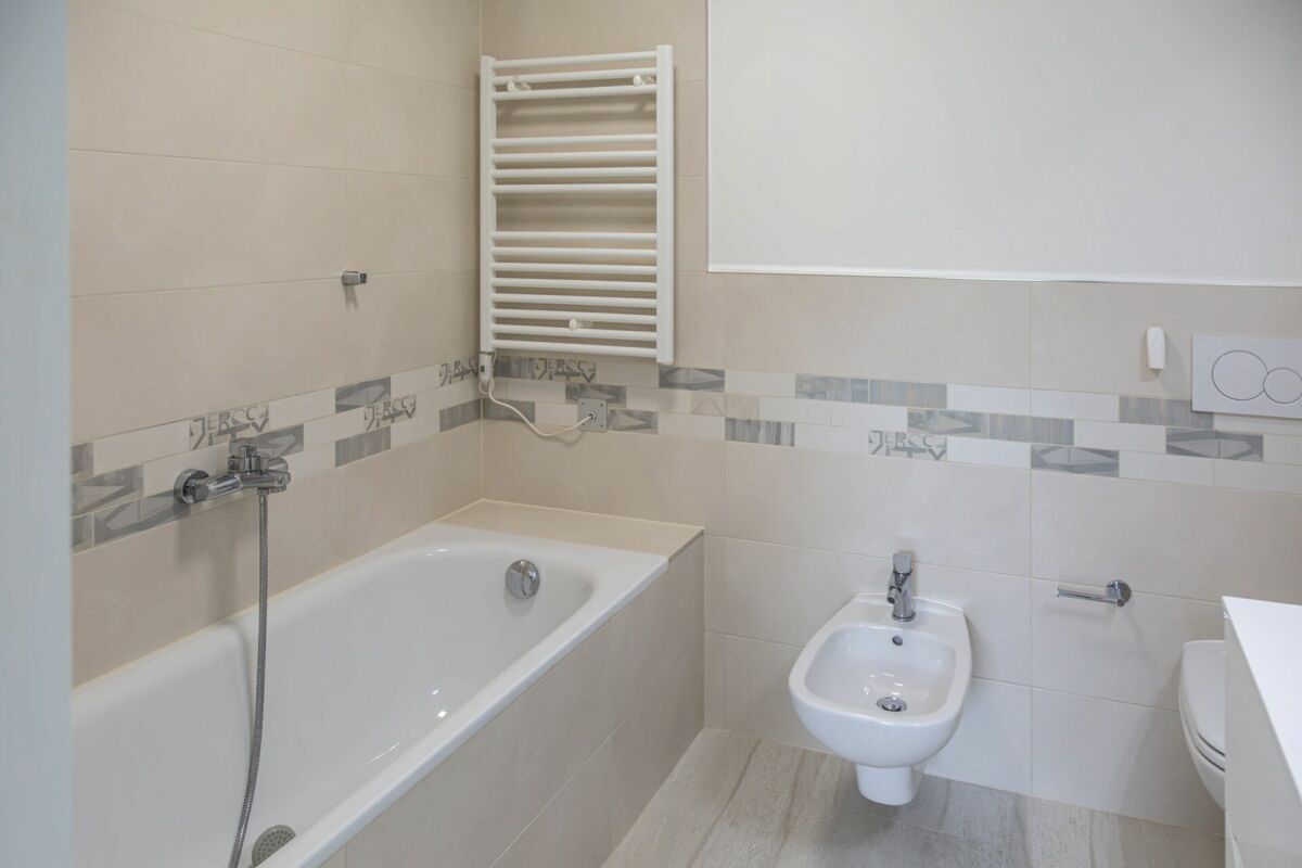 Modernes Badezimmer mit Wanne und Bidet
