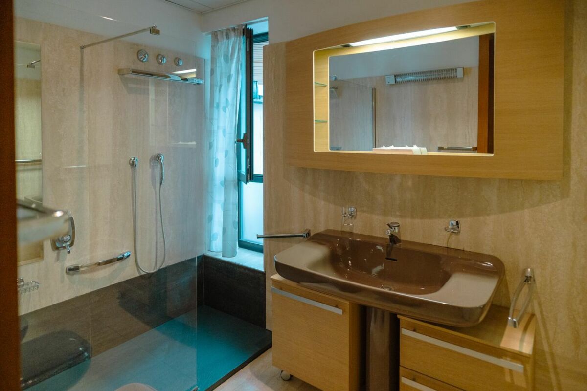 Modernes Bad mit Dusche und Waschtisch