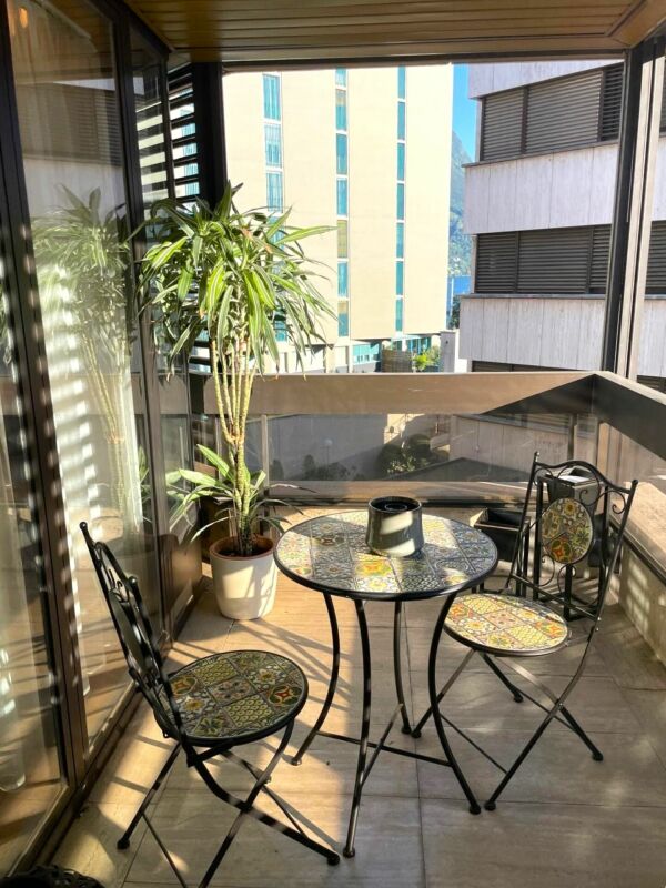 Sonniger Balkon mit Bistrogruppe