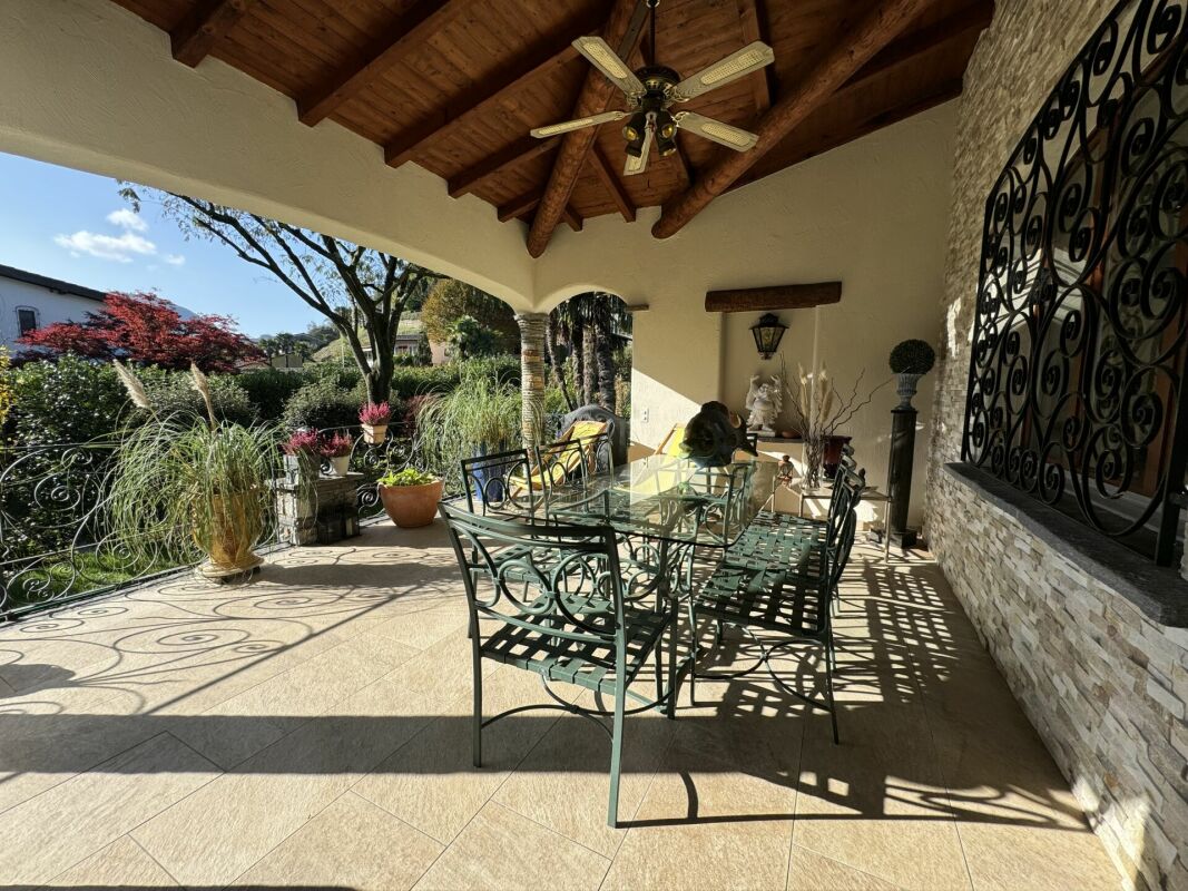 Überdachte Terrasse mit Gartenblick